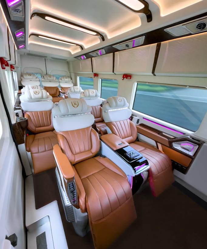 Phiên bản Transit limousine 11-12 chỗ mới nhất năm 2026